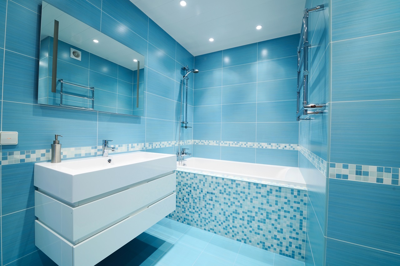 Дизайн ванной комнаты с синей плиткой и керамогранитом